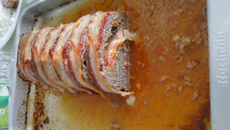 Rocambole de carne com linguiça