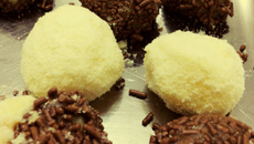 Uma massa e dois doces (beijinho e brigadeiro)