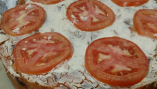 Torta de tender com farofa e tomate