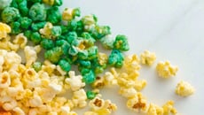 Pipoca verde e amarela doce e salgada perfeita para acompanhar os jogos de futebol