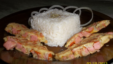 Omelete com salsicha e cebola