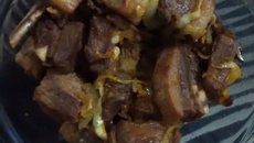 Costelinha de javali acebolada