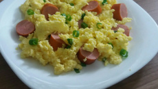 Ovos mexidos com requeijão e salsicha