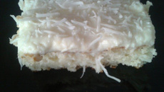 Bolo de coco gelado com creme