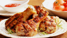 Frango cozido com alho e cebola