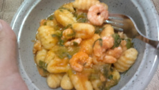 Nhoque com camarão ao molho de tomate