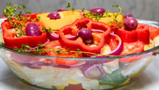 Bacalhoada ao forno com sal no ponto certo e textura que desmancha na boca