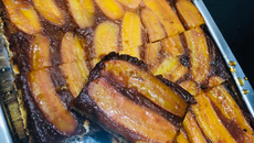 Bolo de banana com creme de leite