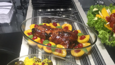 Lombo de porco assado caramelizado com frutas