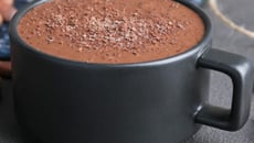 Chocolate quente com baunilha e conhaque