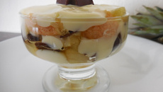 Pavê de abacaxi e chocolate na taça