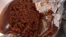 Muffins recheados e com cobertura de chocolate