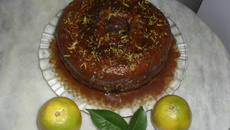 Bolo recheado de chocolate com calda de laranja