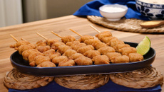 Espetinho de camarão à milanesa