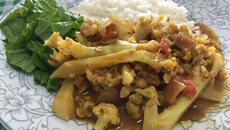 Couve flor cozida com tomate e especiarias