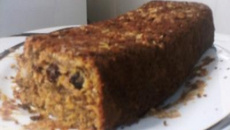 Bolo de banana e granola