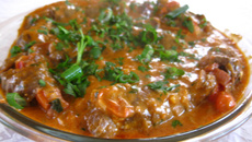 Bife a rolê com molho de vinho tinto e requeijão