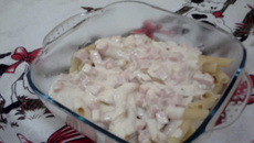 Penne com molho branco e peito de chester