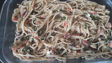 Espaguete com rúcula, bacon e calabresa