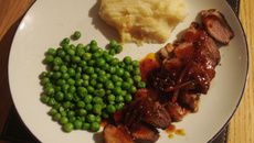 Peito de pato com molho de soja, mel e gengibre