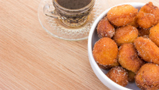 Bolinho de chuva de cenoura com calda de chocolate
