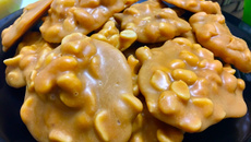 Pé-de-moleque com leite condensado