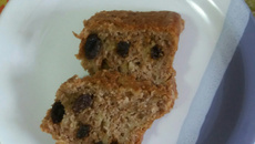 Bolo de maçã com canela e uvas passas