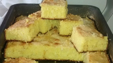 Bolo fofo de milho com coco