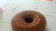 Bolo simples de coco com cobertura de chocolate (muito fácil)