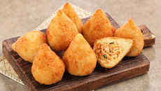 Coxinha com massa de mandioca sem trigo prática e cheia de sabor