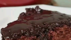 Bolo de frigideira de chocolate com banana