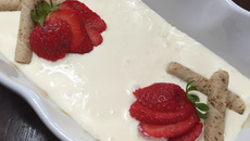 Pavê rápido de doce de leite com morangos