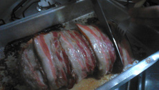 Rocambole de carne moída e barbecue