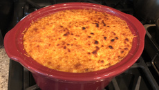 Bolo de batata com recheio de frango com requeijão