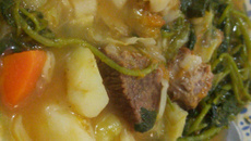 Sopa de legumes com carne e macarrão.