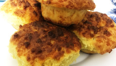 Bolinho de queijo com recheio de goibada