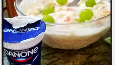 Salada de frutas com iogurte desnatado