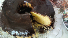 Bolo de laranja com casca com cobertura de chocolate