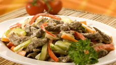 Iscas de carne com legumes cremoso