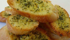 Pão de alho com azeitonas