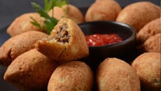 Bolinho de mandioca na airfryer crocante e sequinho com recheio de carne moída