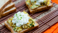 Torrada de Castanha-do-Pará e Quinoa Integral da Wickbold com ovos mexidos