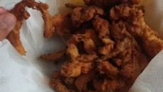 Anéis de cebola empanada bem fácil