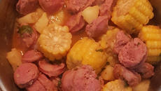 Ensopado de linguiça de churrasco com batata-doce e milho
