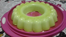 Pudim de limão com calda de hortelã