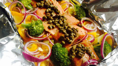 Salmão com alcaparras