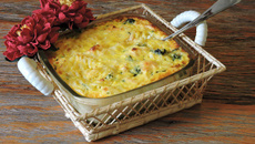 Escondidinho de macarrão com salmão e creme de queijos com espinafre