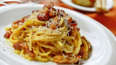 Espaguete à carbonara original: aprenda a fazer o molho sem creme de leite