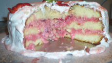 Bolo de morango e marshmallow