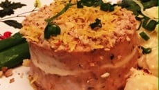 Hambúrguer de salmão com cream cheese e amêndoas